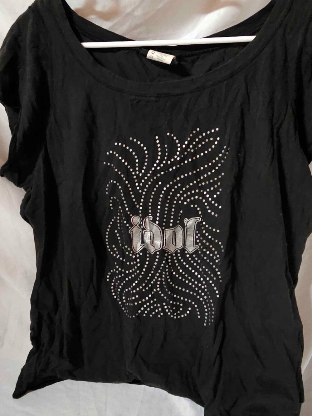 Vintage Torrid size 1 with silver design that reads "idol"